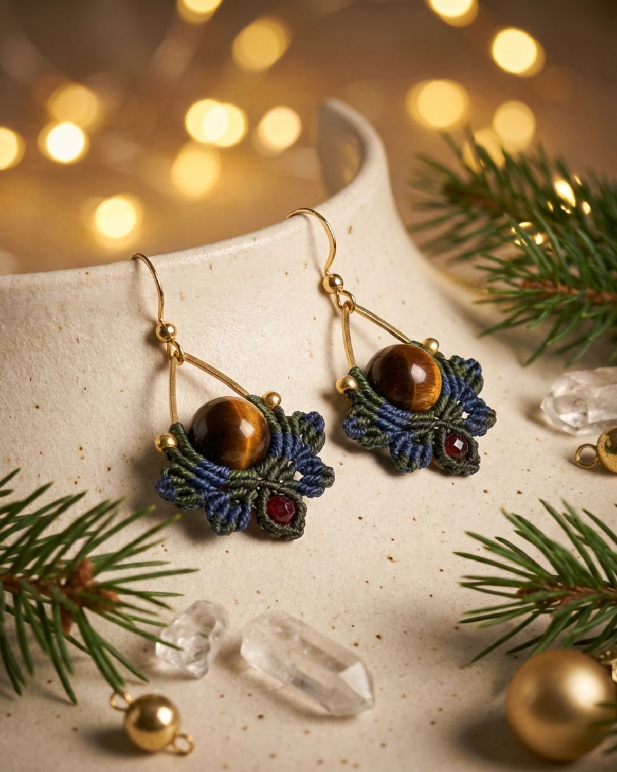 Sötétzöld-kék Nyx fülbevaló tigriszszemmel és gránáttal