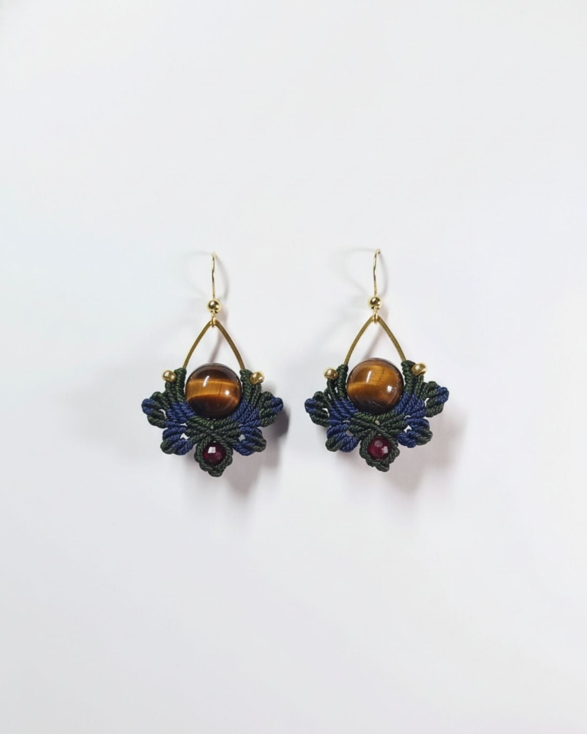 Sötétzöld-kék Nyx fülbevaló tigriszszemmel és gránáttal