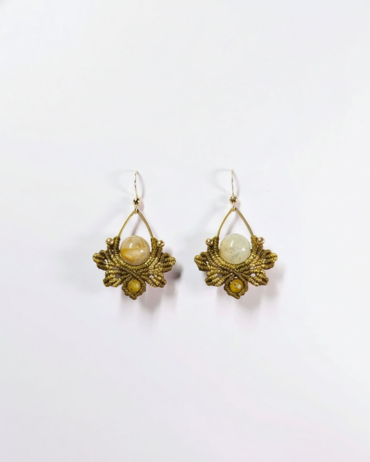 Zöld-arany Nyx fülbevaló prehnittel