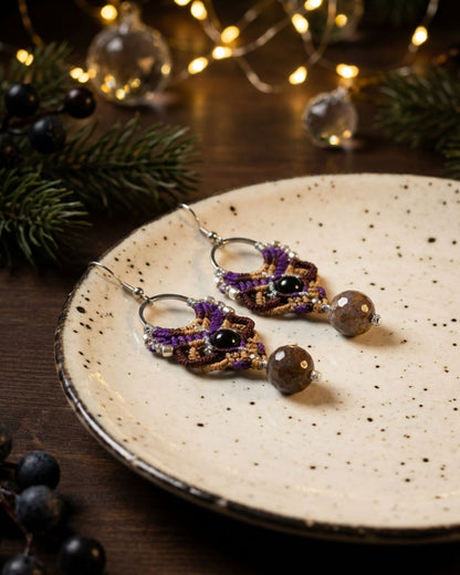 Barnás lila Aphrodite fülbevaló óceán jáspissal és ónixszal