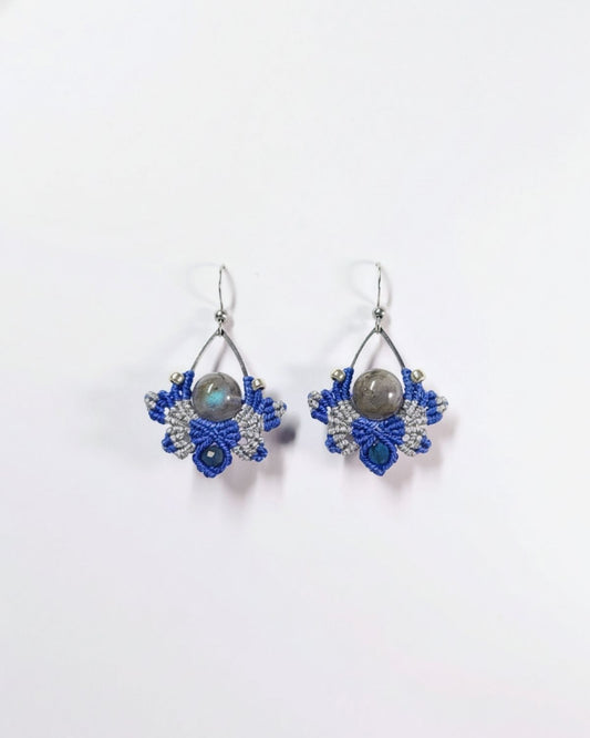 Ezüst-kék Nyx fülbevaló labradorittal és acháttal