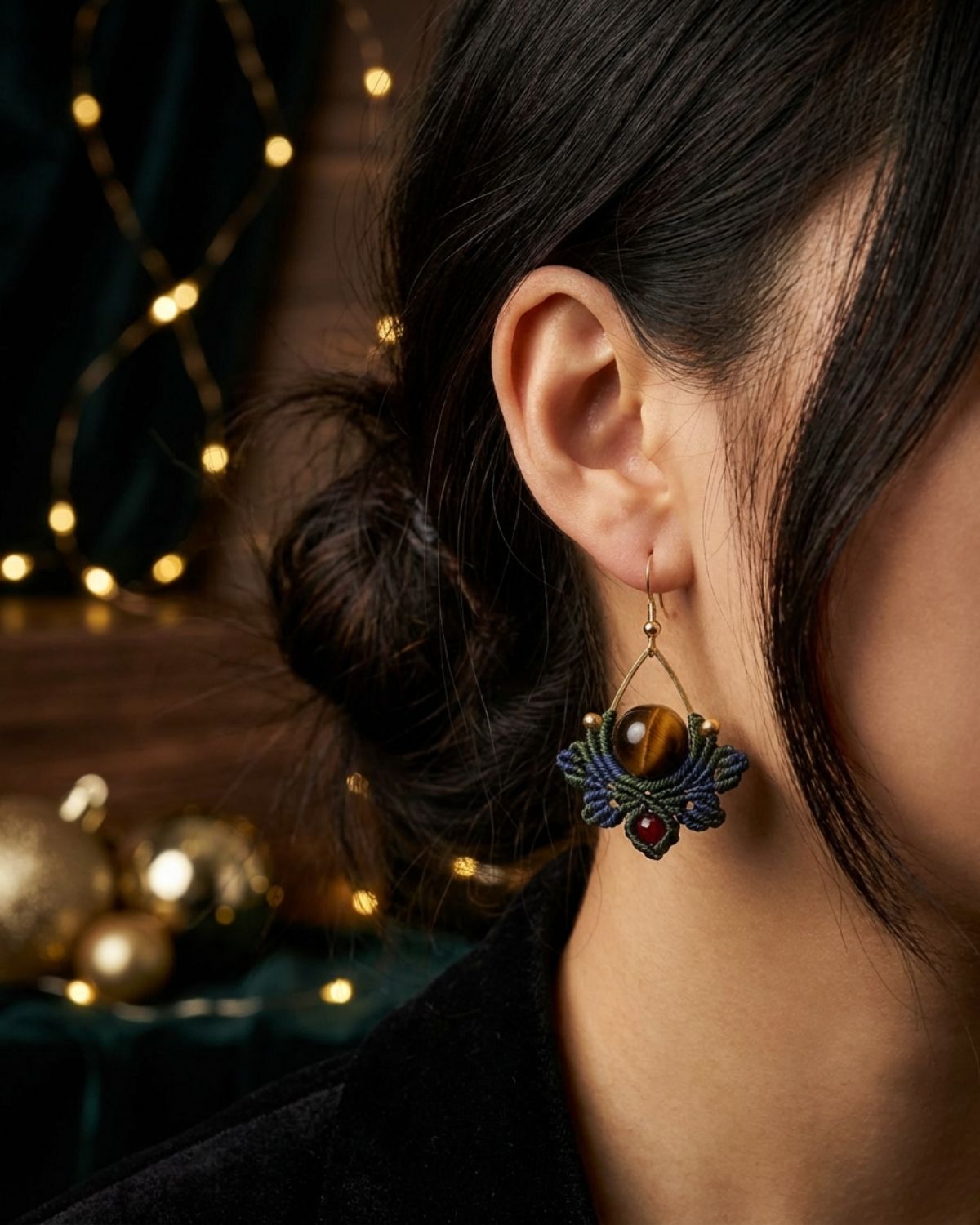 Sötétzöld-kék Nyx fülbevaló tigriszszemmel és gránáttal