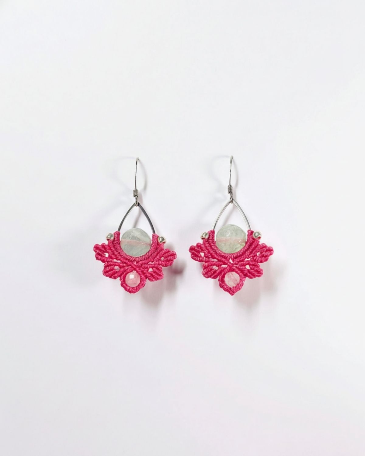 Magenta Nyx fülbevaló fluorittal