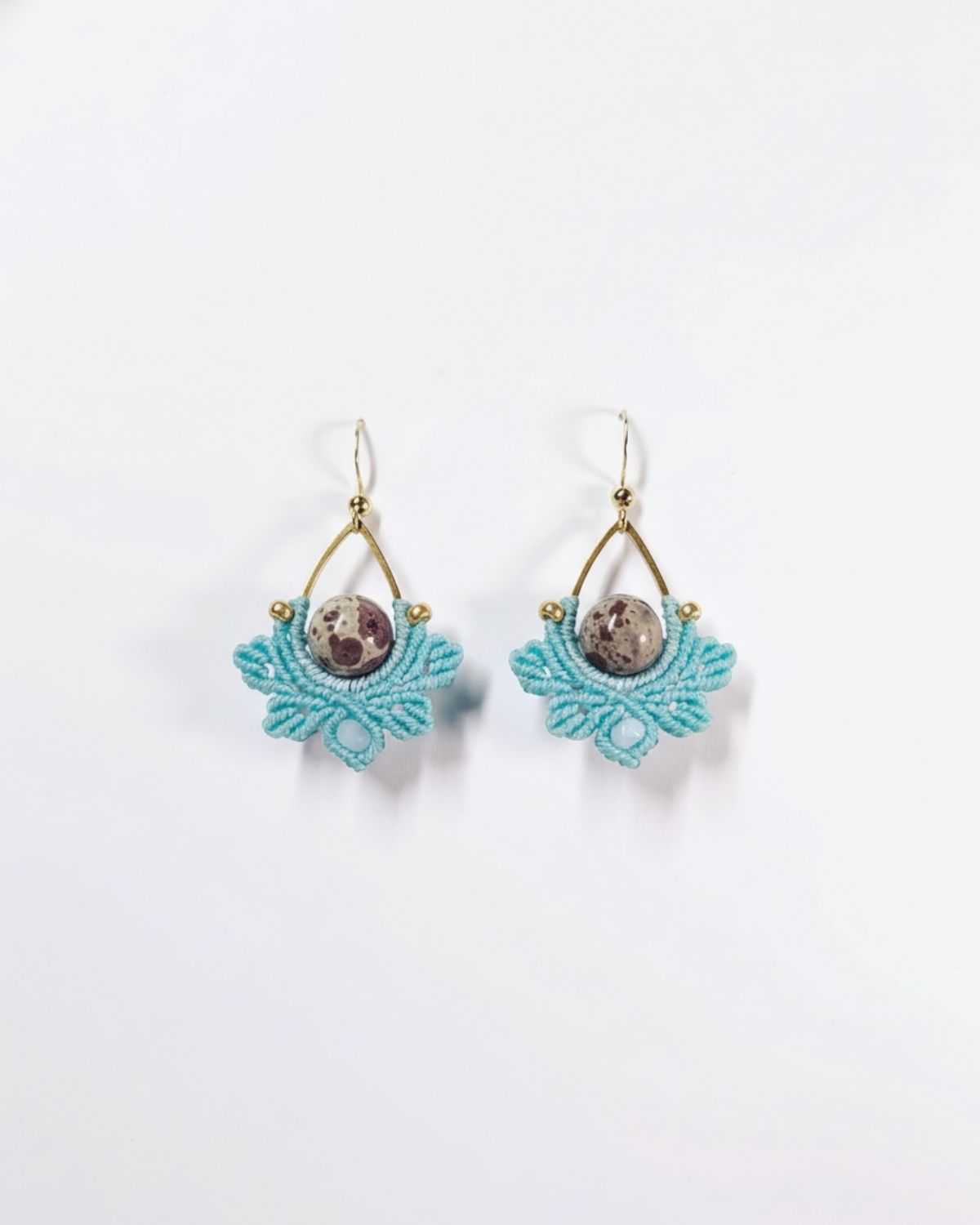 Babakék Nyx fülbevaló aszteroiddal és acháttal