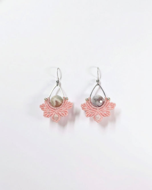 Világos rózsaszín Nyx fülbevaló acháttal